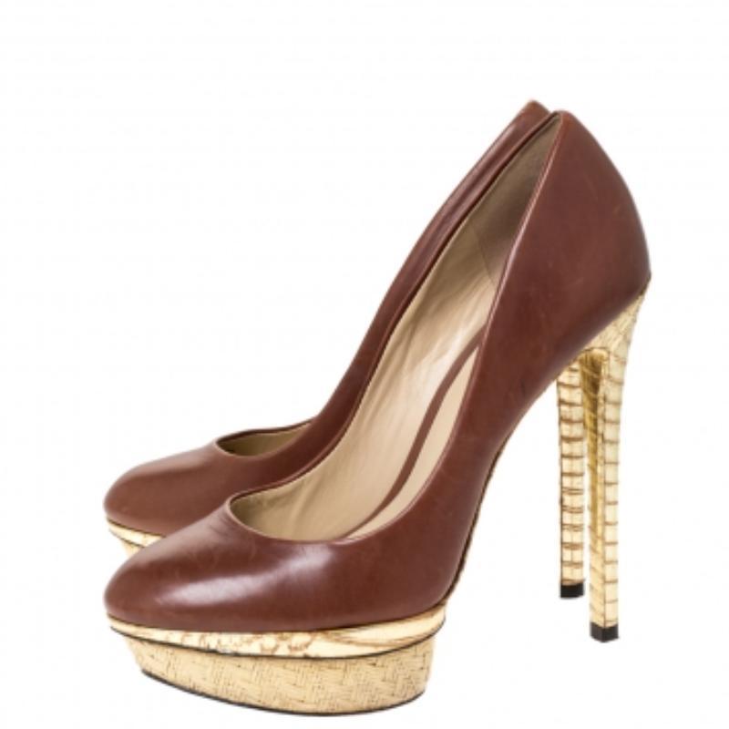 Brian Atwood Bombas de plataforma de cuero marrón/oro y efecto pitón Talla 38.5 en venta 2