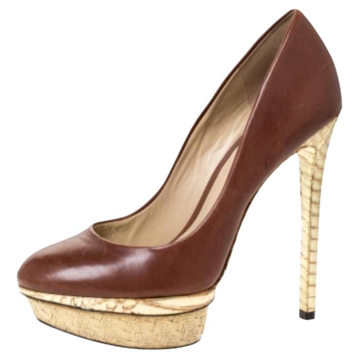 Brian Atwood Bombas de plataforma de cuero marrón/oro y efecto pitón Talla 38.5 en venta