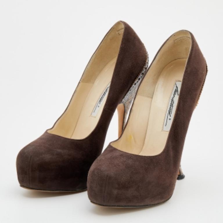 Los bonitos tacones de este par de zapatos de salón Brian Atwood son un elemento llamativo. Fabricado en ante, es cómodo con plataformas y lleva plantillas con la marca.