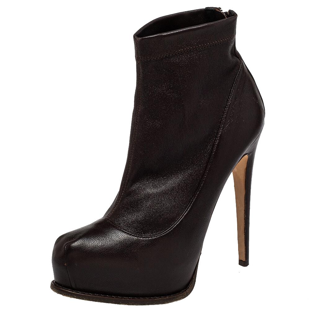 These ankle boots from Brian Atwood are simply luxe! They have been crafted from burgundy leather and styled with round toes and zippers on the counters. They come endowed with comfortable leather-lined insoles and stand tall on 14 cm heels.

