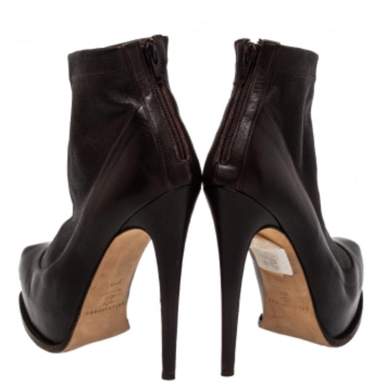 Brian Atwood Burgundy Leather Ankle Length Boots Size 38.5 In Good Condition For Sale In Dubai, Al Qouz 2