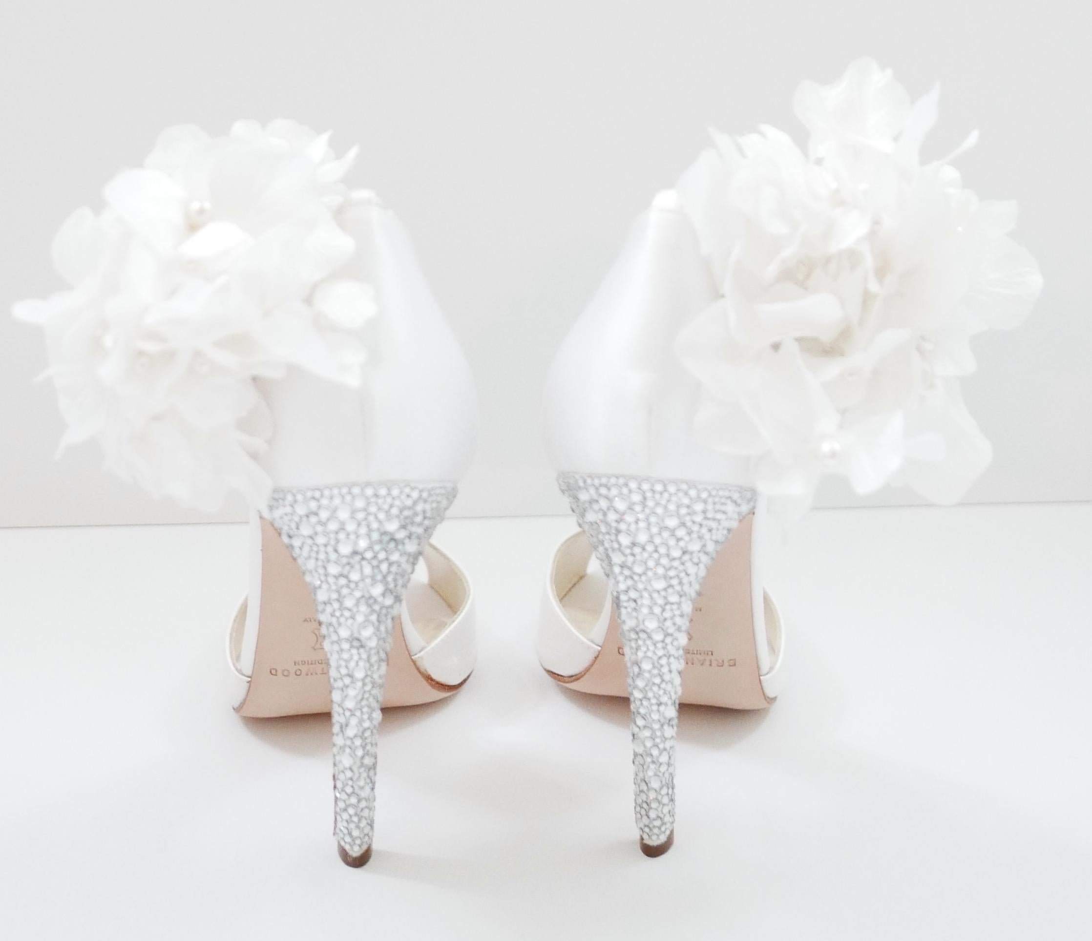 Brian Atwood Chaussures de mariée à talons en cristal bordées de bordures en vente 1
