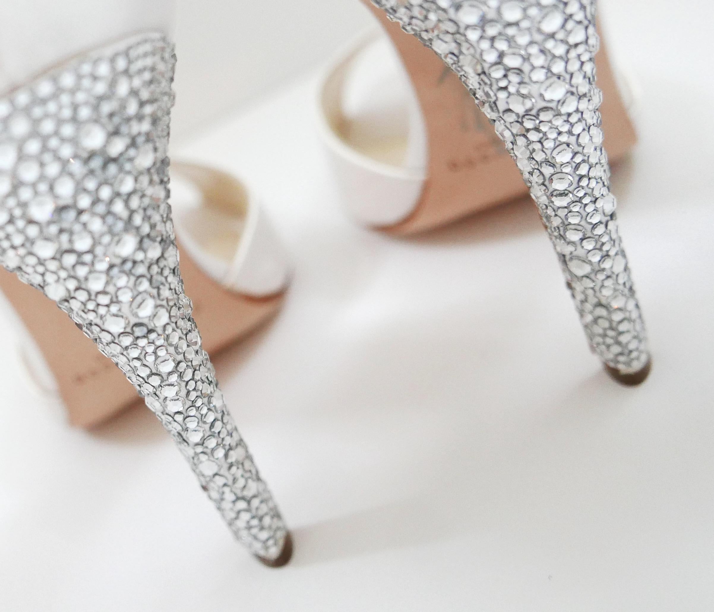 Brian Atwood Chaussures de mariée à talons en cristal bordées de bordures en vente 2