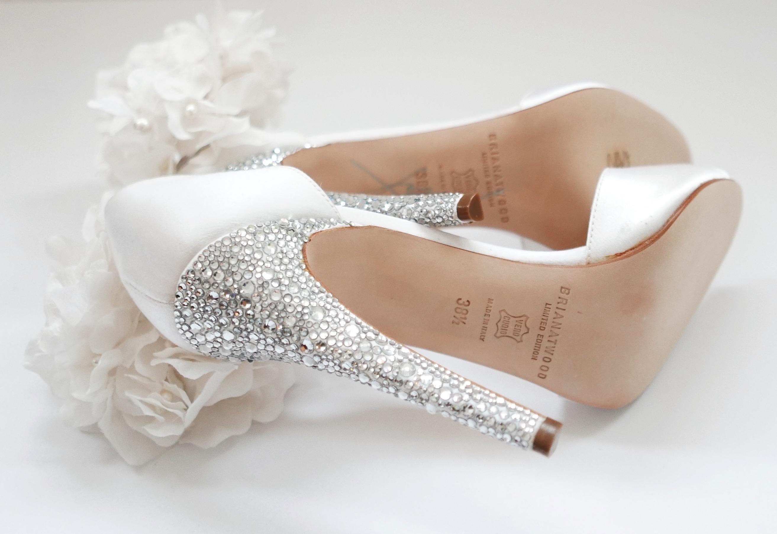 Brian Atwood Chaussures de mariée à talons en cristal bordées de bordures en vente 3
