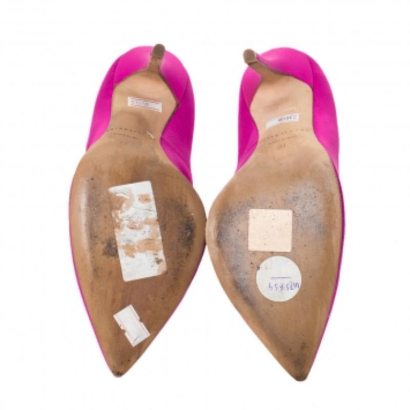 In dieses Paar Pumps von Brian Atwood werden Sie sich mit Sicherheit Hals über Kopf verlieben. Diese eleganten Pumps wurden in Italien aus Satin gefertigt und sind in einem rosa Farbton gehalten. Sie sind mit spitzen Zehen und 12 cm hohen Absätzen