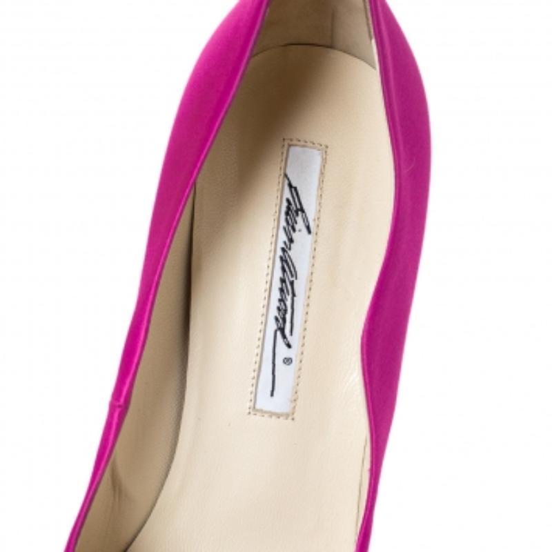 Brian Atwood Fuchsia Satin Besame Pumps Größe 37 im Angebot 1