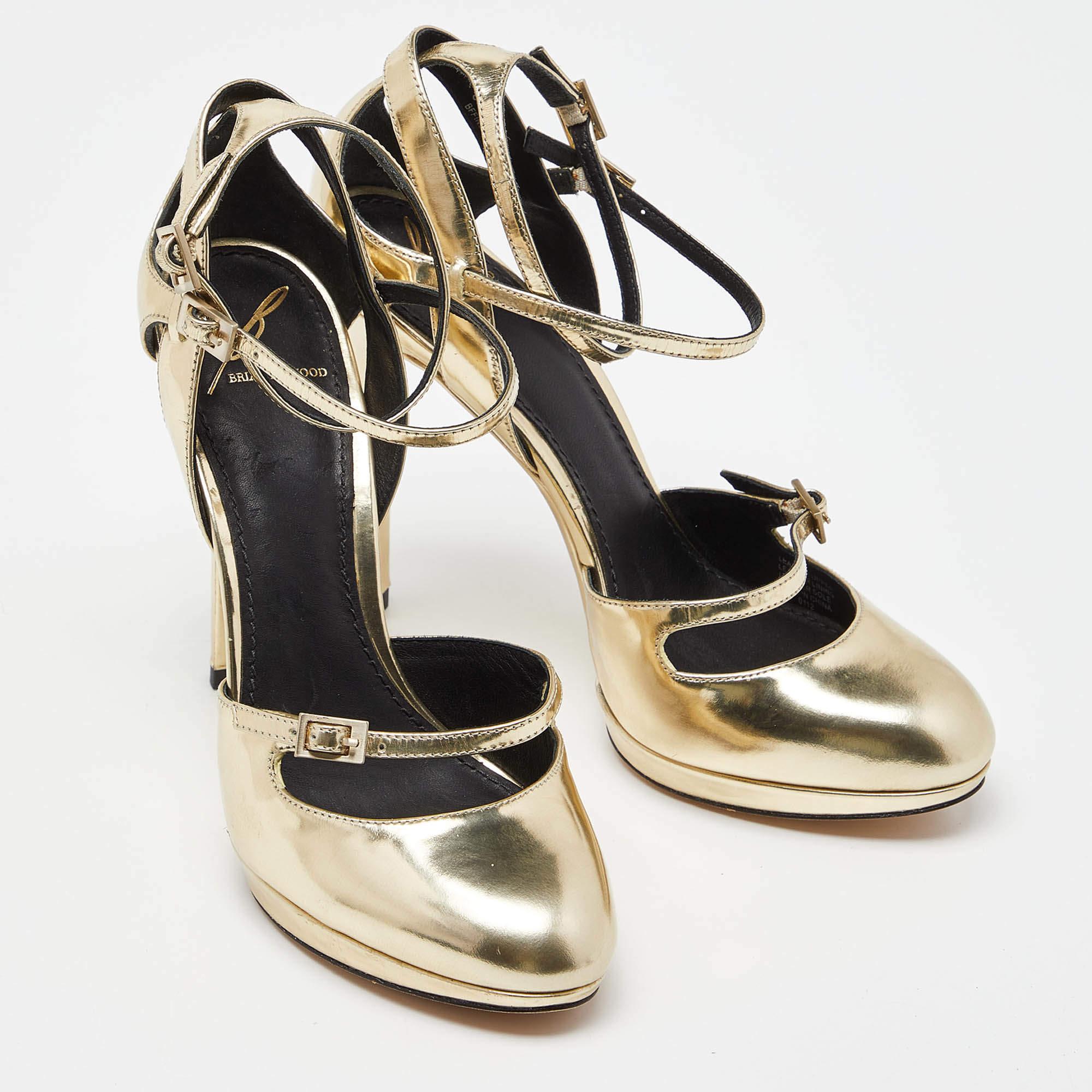 Brian Atwood Zapatos de tacón de cuero laminado dorado talla 37 en Bastante bueno estado para la venta en Dubai, Al Qouz 2
