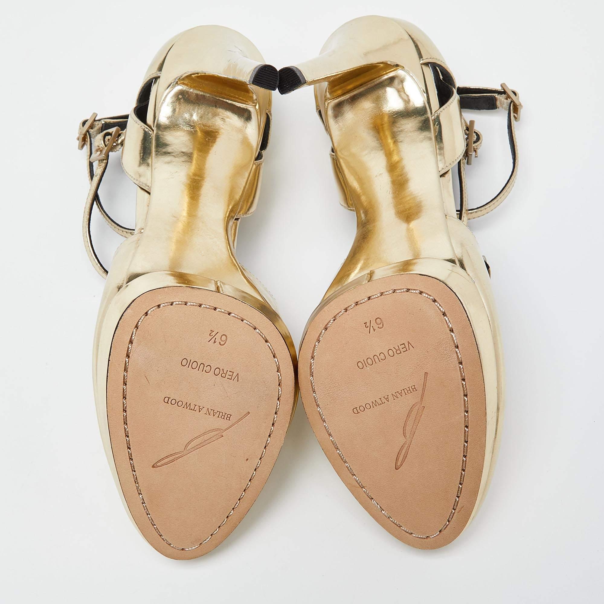 Brian Atwood Zapatos de tacón de cuero laminado dorado talla 37 en venta 1