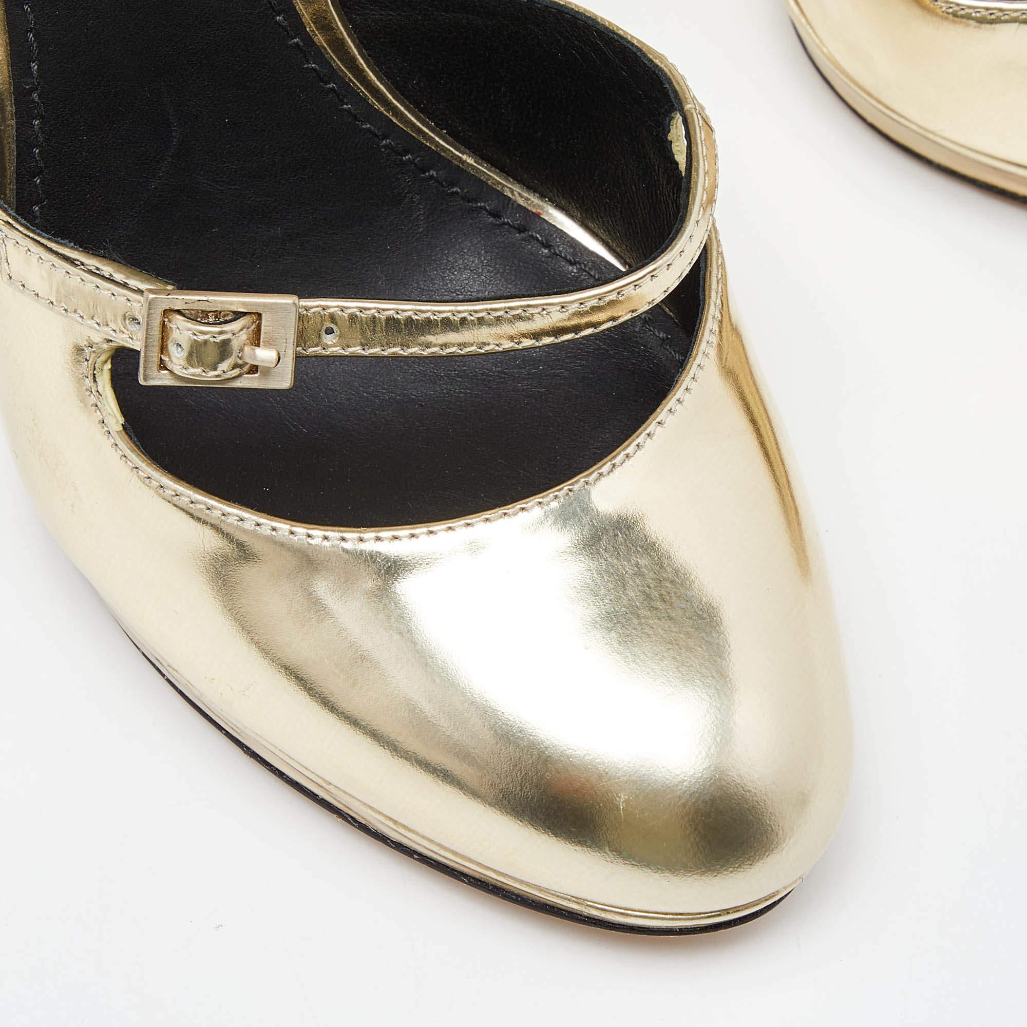 Brian Atwood Zapatos de tacón de cuero laminado dorado talla 37 en venta 2