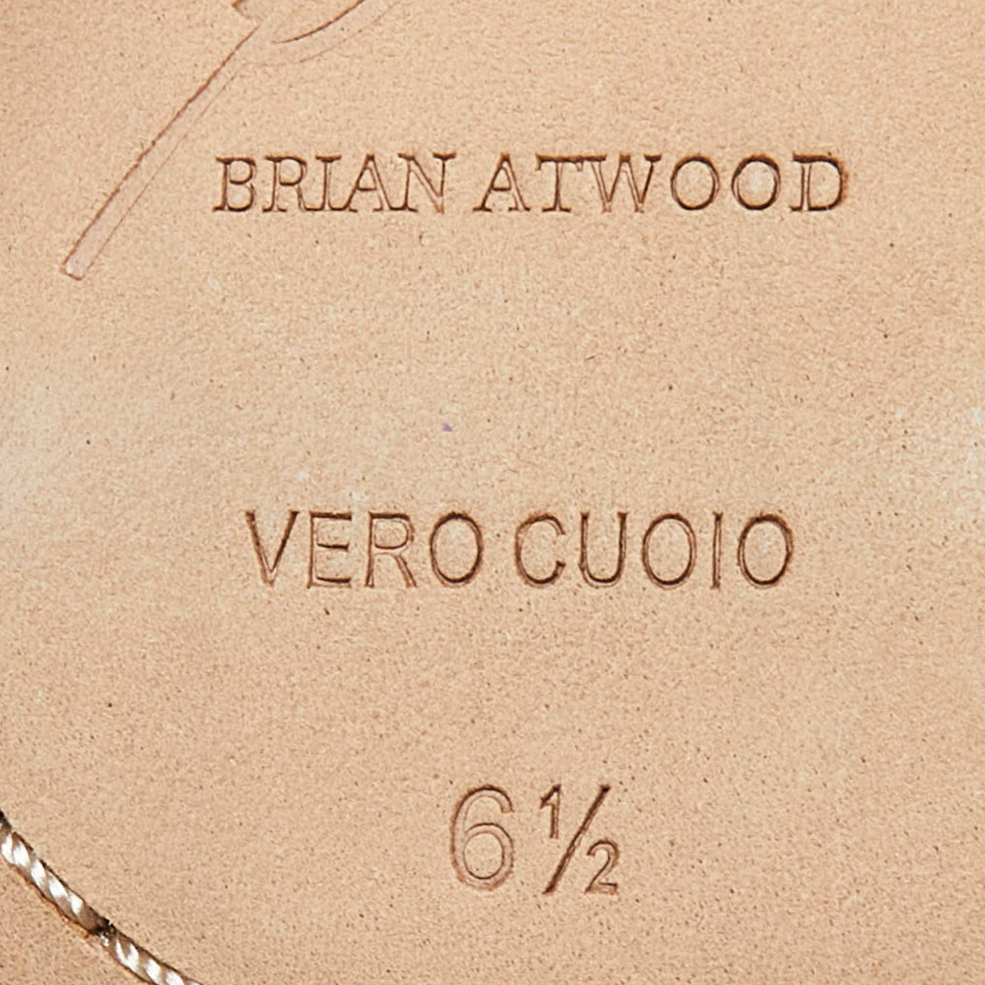 Brian Atwood Zapatos de tacón de cuero laminado dorado talla 37 en venta 3