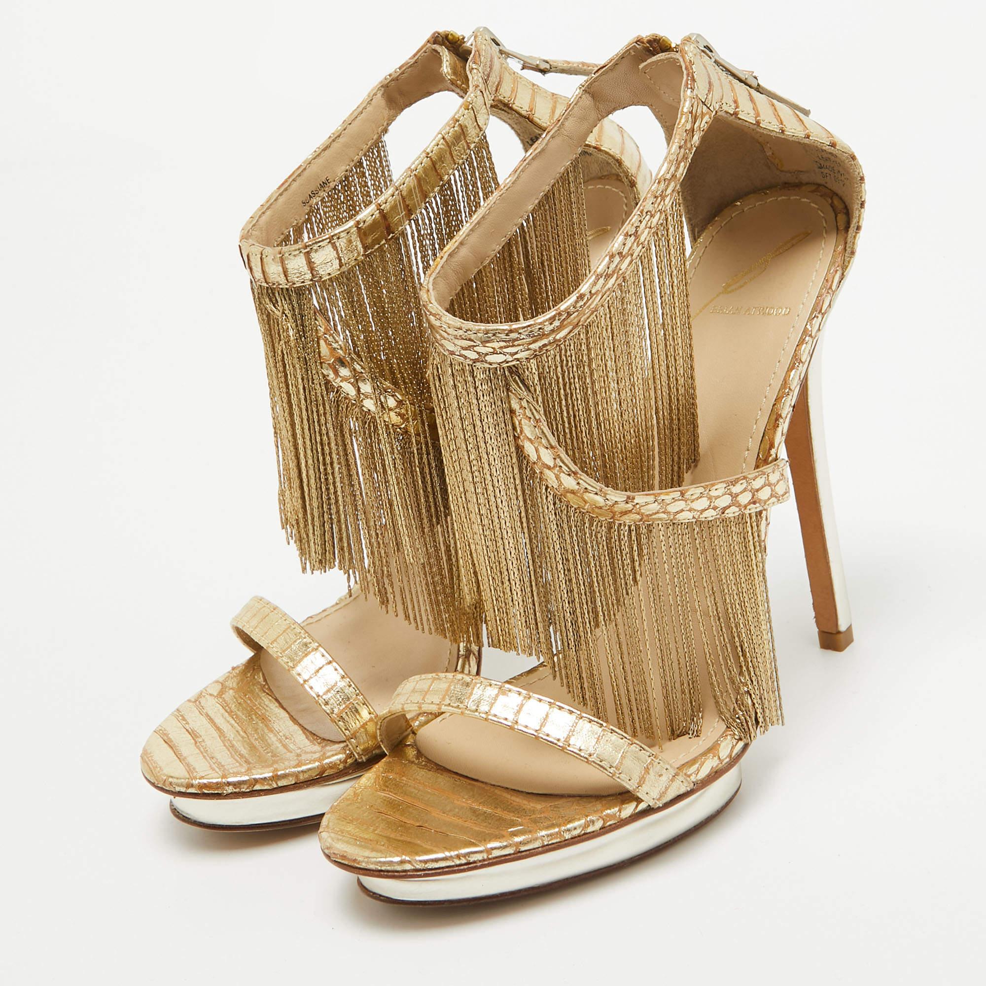 Questi sandali Brian Atwood incorniceranno i tuoi piedi in modo elegante. Realizzate con materiali di qualità, sfoggiano un look di classe, solette confortevoli e tacchi resistenti.