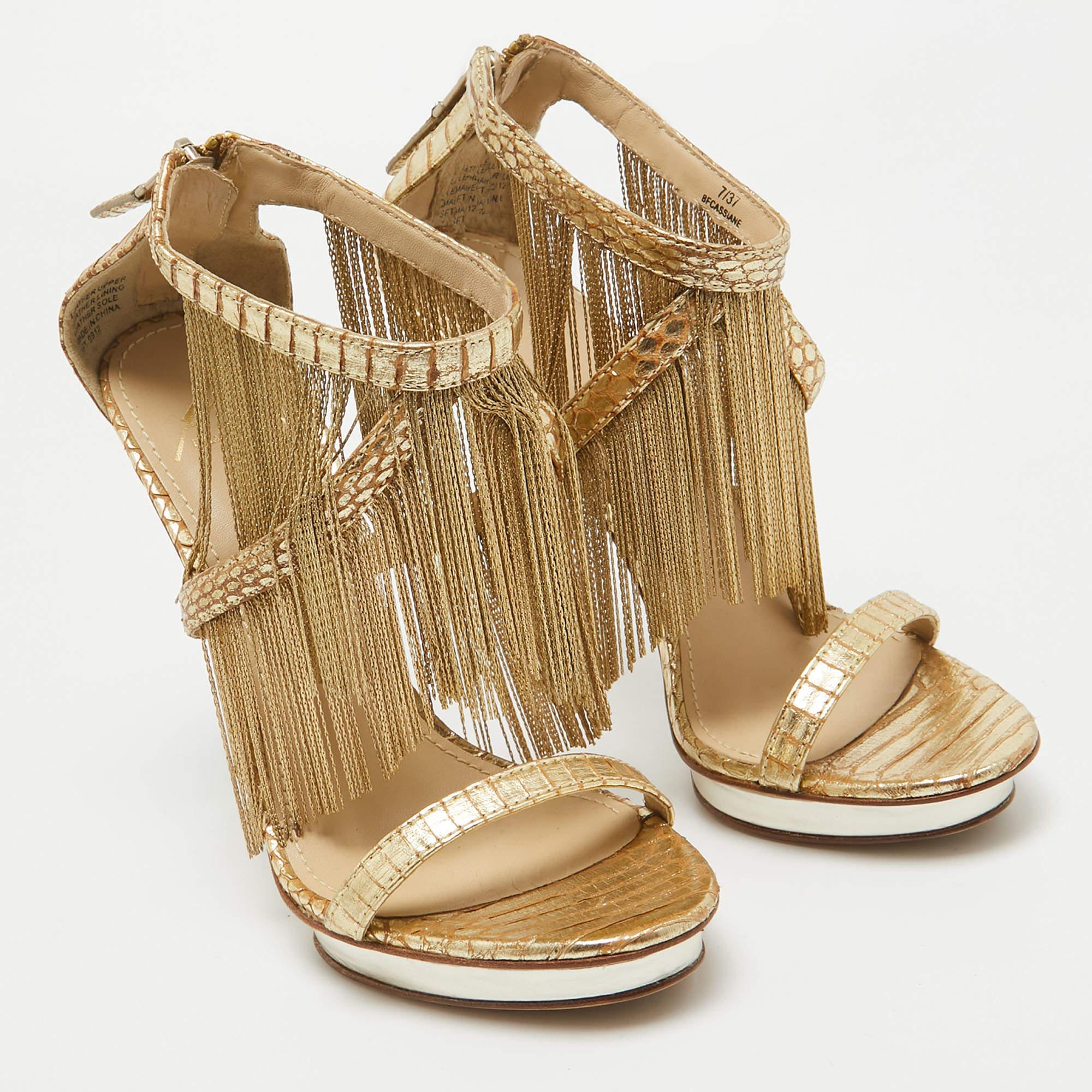 Brian Atwood - Sandali con cinturino alla caviglia in pelle dorata misura 37,5 In condizioni buone in vendita a Dubai, Al Qouz 2