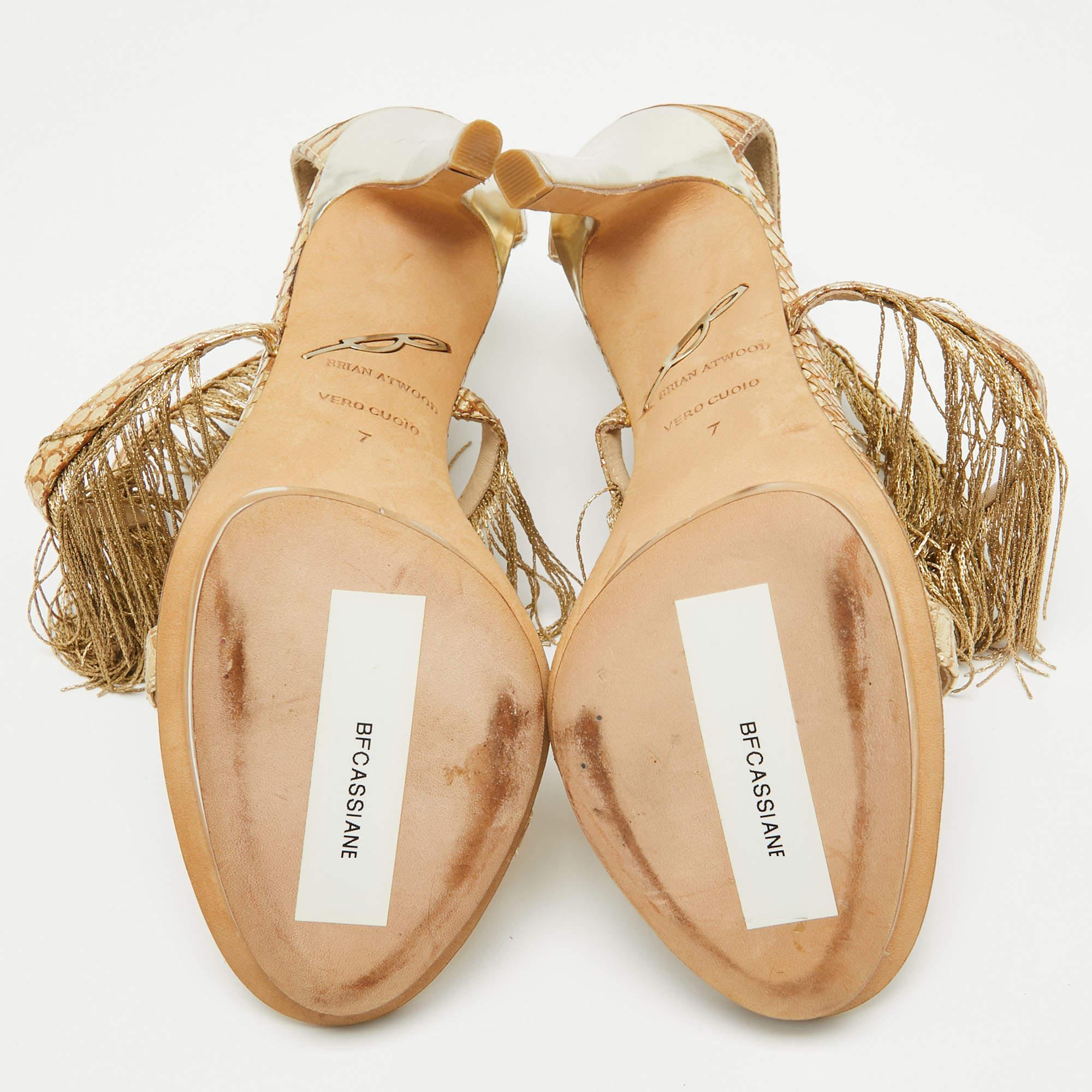 Brian Atwood - Sandali con cinturino alla caviglia in pelle dorata misura 37,5 in vendita 1