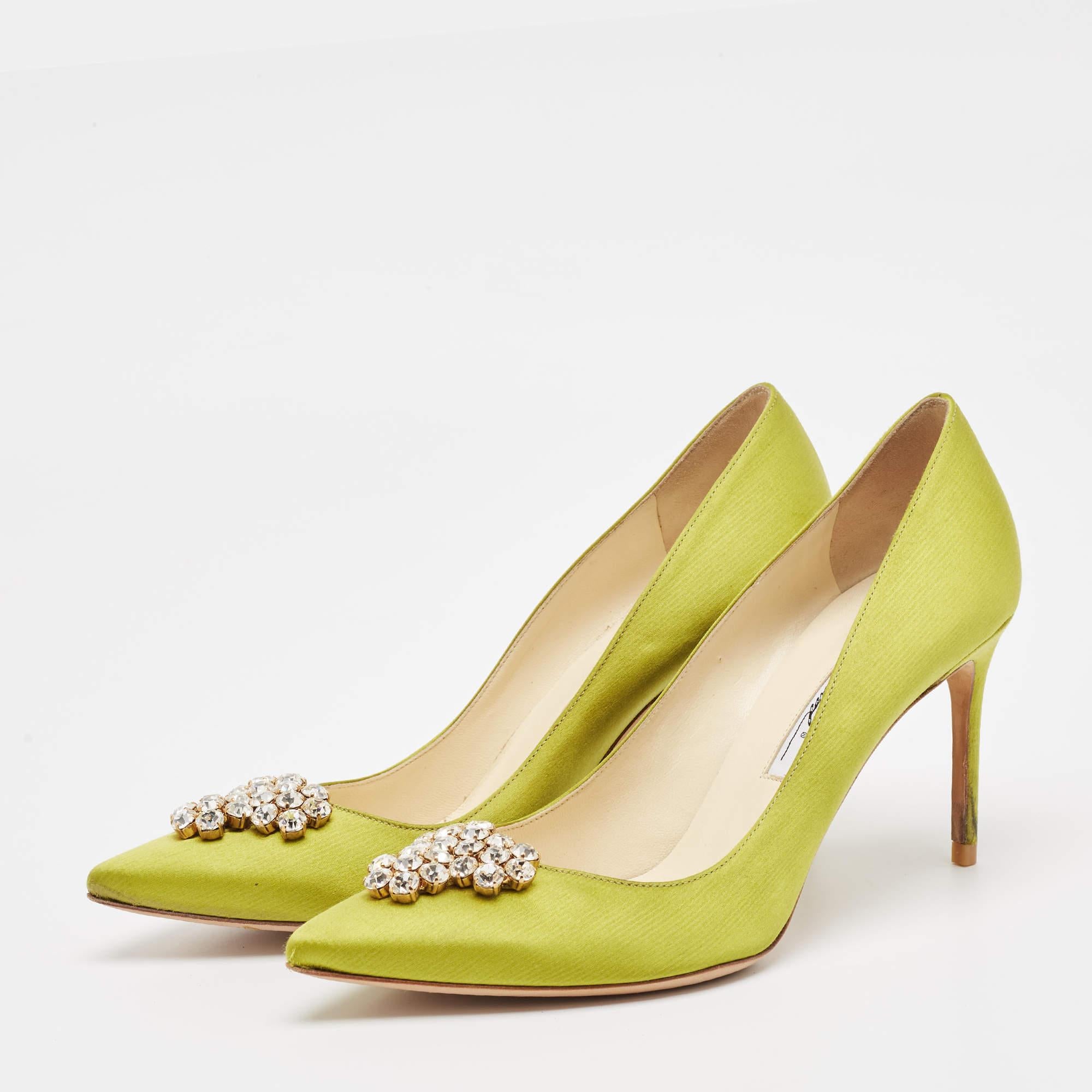 Haz una declaración de estilo chic con estos zapatos de salón de diseño. Presentan tacones resistentes y suelas duraderas perfectas para tus salidas a la moda