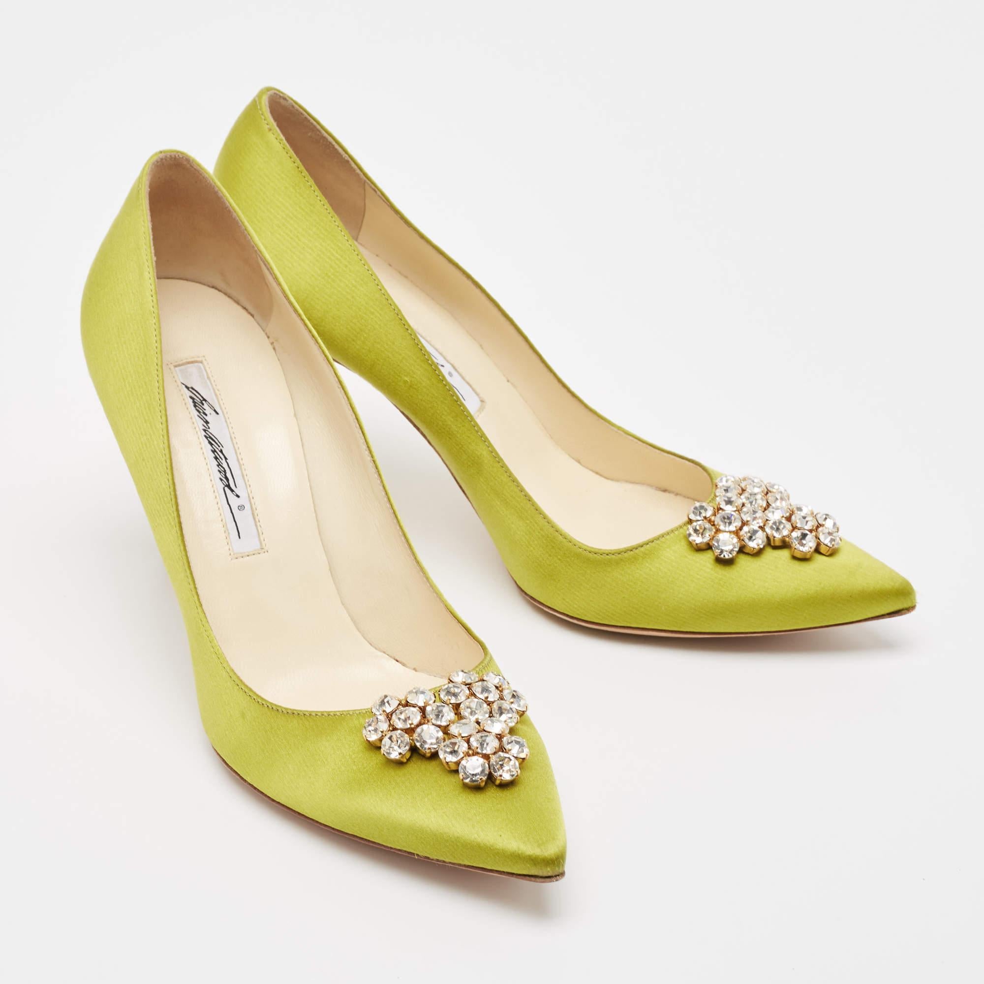 Brian Atwood Bombas puntiagudas de satén verde con adornos de cristal talla 39,5 en Bueno estado para la venta en Dubai, Al Qouz 2