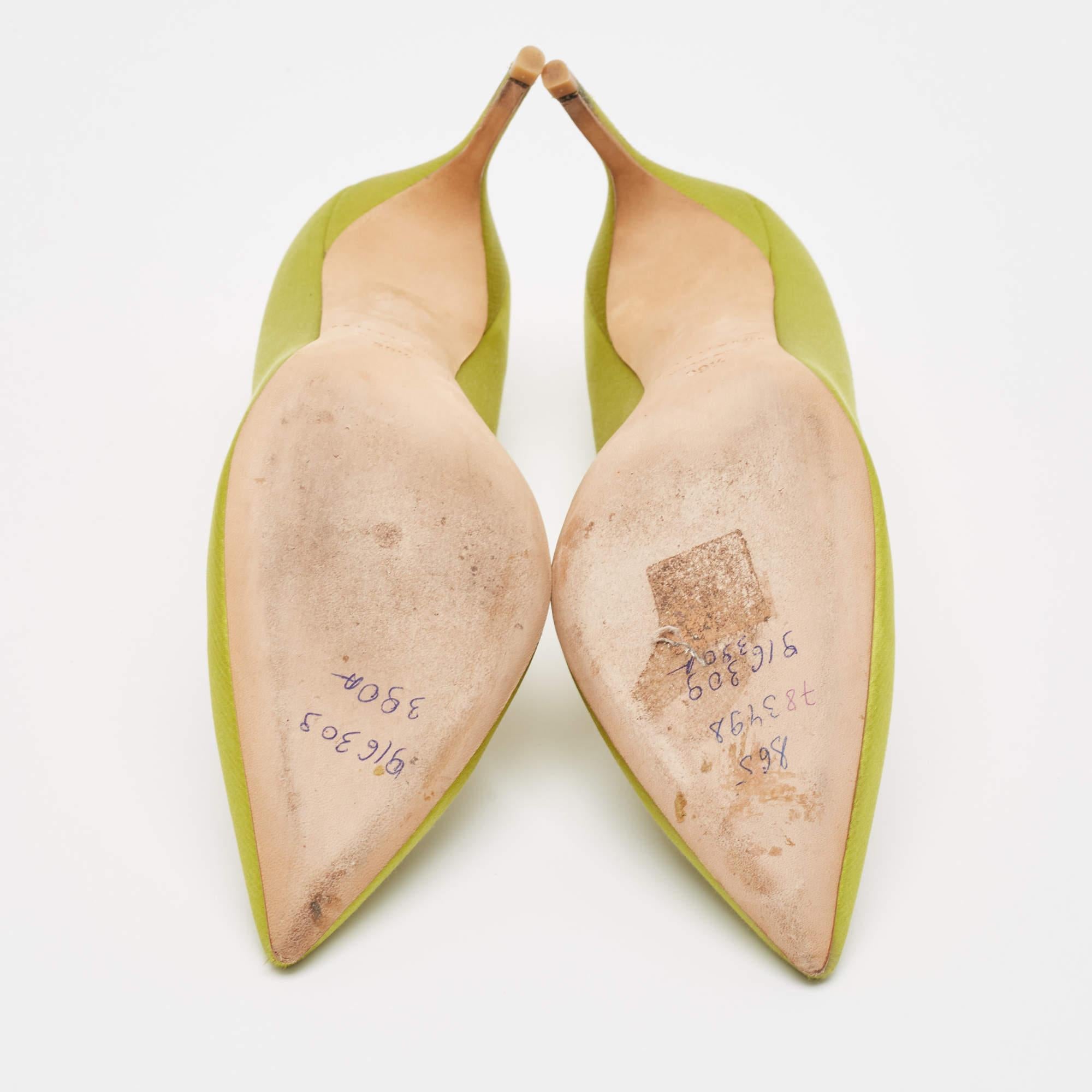 Brian Atwood Bombas puntiagudas de satén verde con adornos de cristal talla 39,5 en venta 1