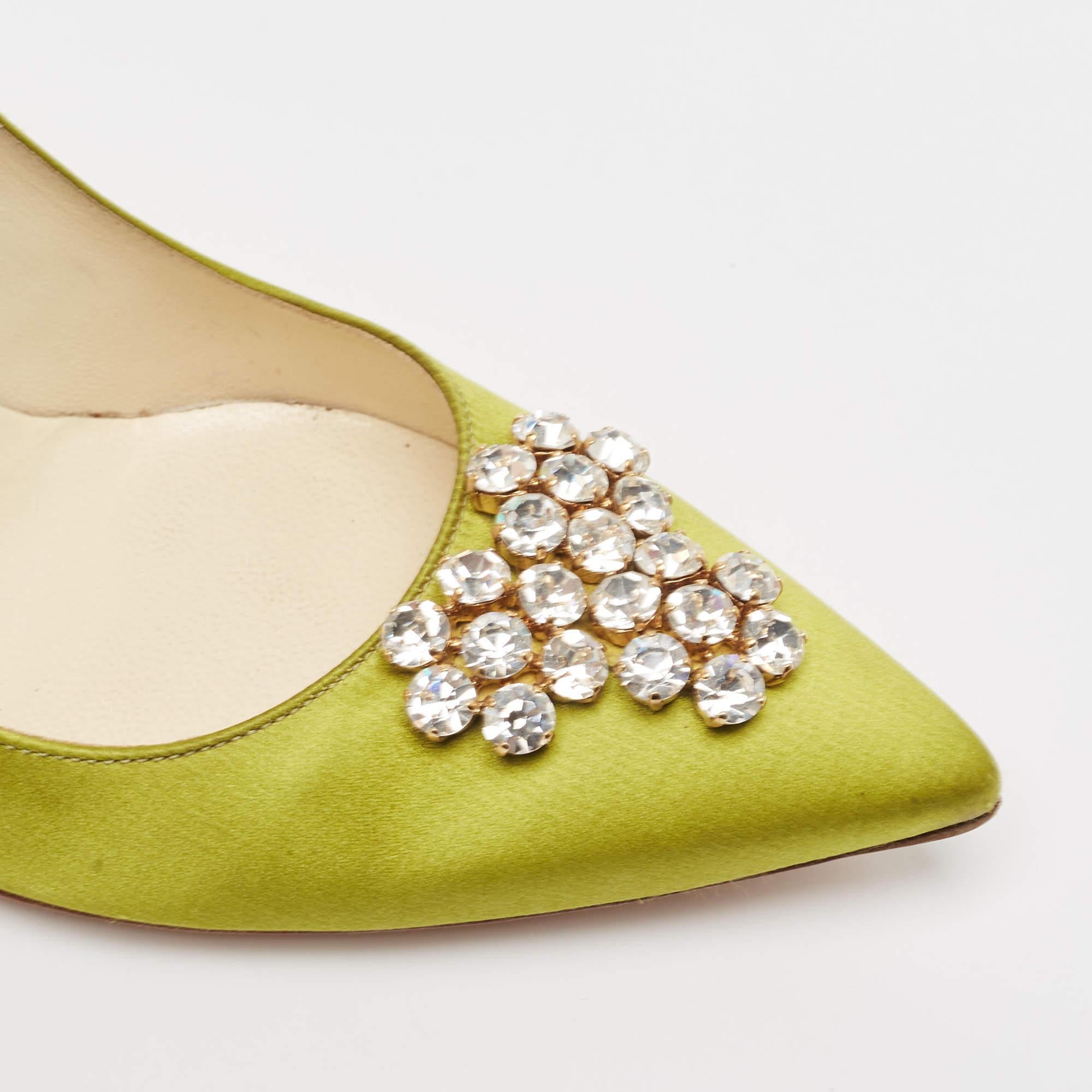 Brian Atwood Bombas puntiagudas de satén verde con adornos de cristal talla 39,5 en venta 2