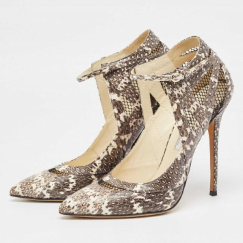 Exudando feminidad y elegancia, estos zapatos de salón presentan una silueta chic con un atractivo diseño. Puedes llevar estos zapatos de salón para lucir un look elegante.