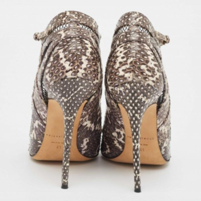 Brian Atwood Gris/Blanco Piel de serpiente y malla Bombas con correa en el tobillo Talla 41 en venta 1