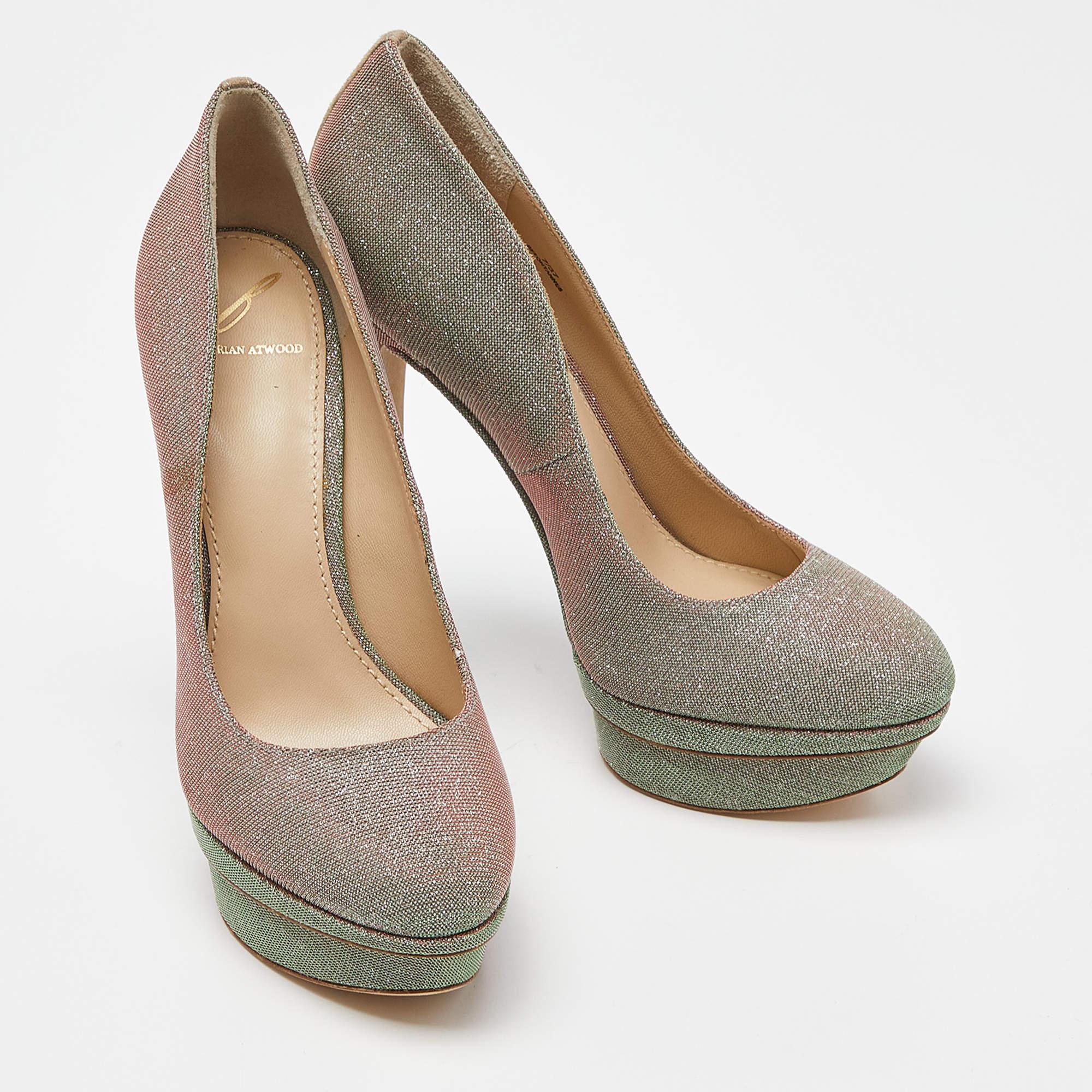 Brian Atwood, Pumps con piattaforma in tessuto lurex olografico, misura 37,5 In condizioni buone in vendita a Dubai, Al Qouz 2