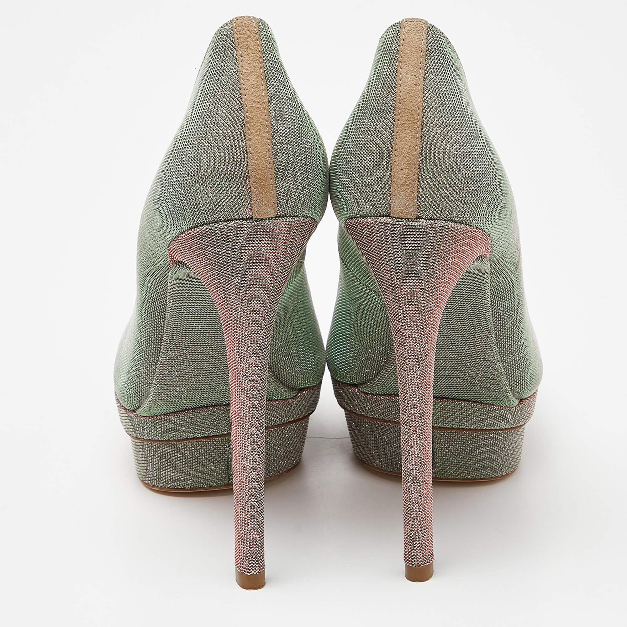 Donna Brian Atwood, Pumps con piattaforma in tessuto lurex olografico, misura 37,5 in vendita