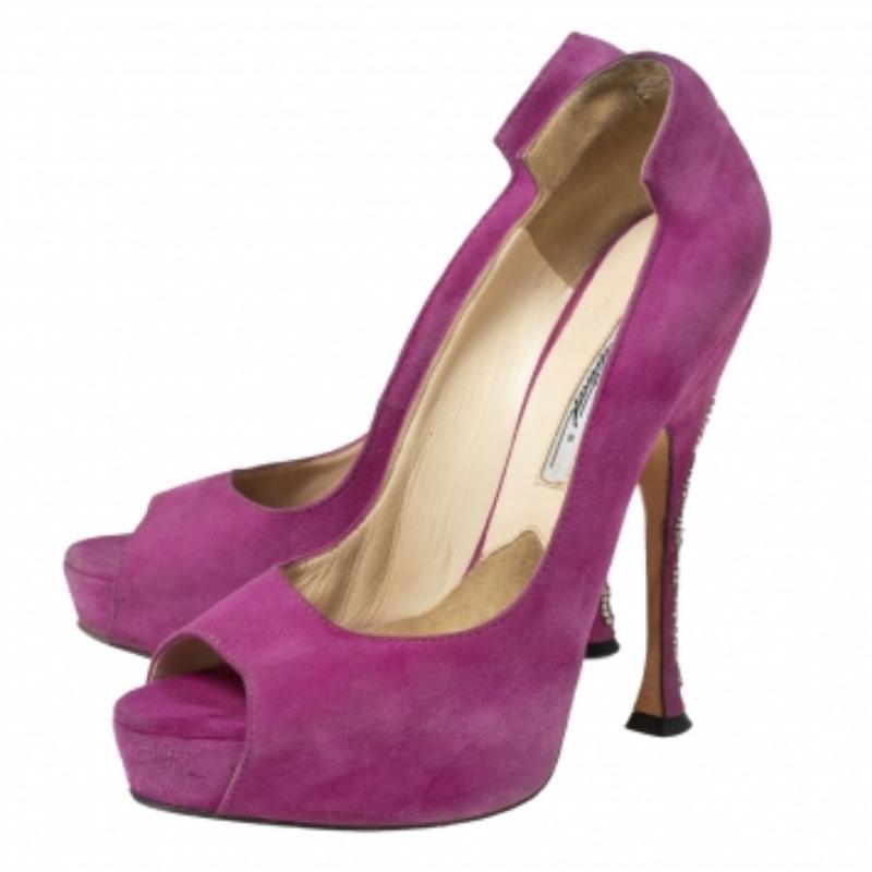 Un flair féminin et un attrait sophistiqué caractérisent ces superbes escarpins Brian Atwood. Confectionnées en daim et ornées de chaînes sur les talons, elles ajouteront un charme opulent à votre look et compléteront de nombreux looks que vous