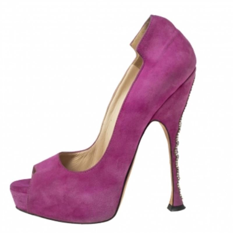 Rose Brian Atwood escarpins à talons ouverts en daim magenta ornés de chaînes, taille 37 en vente