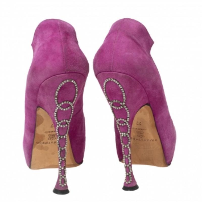 Brian Atwood escarpins à talons ouverts en daim magenta ornés de chaînes, taille 37 en vente 1
