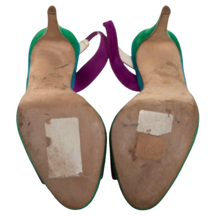 Diese Sandalen von Brian Atwood sind einzigartig unter den Damenschuhen. Diese Sandalen sind aus Wildleder gefertigt und sorgen für Ihren Komfort. Diese mehrfarbigen Sandalen sind mit Peep Toe, Slingback, 12,5 cm Absatz, Plateau und Lederfutter,