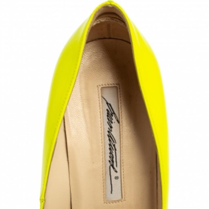 Brian Atwood Neon Green  Patent Leather Platform Pumps Size 36.5 In Good Condition For Sale In Dubai, Al Qouz 2