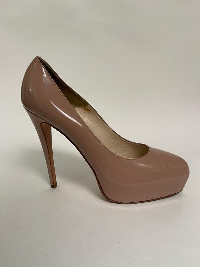 Rounded toe, with stiletto, patent leather 