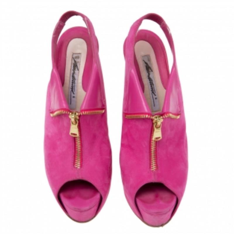 Jolies, roses et équilibrées, ces sandales de Brian Atwood sont tout ce dont vous avez besoin pour afficher votre style chic ! Elles sont réalisées en cuir Nubuck rose et leur empeigne est ornée d'une fermeture éclair. Elles sont dotées de