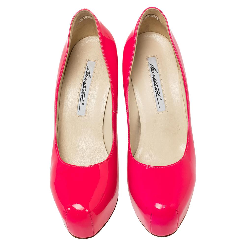 Pretty in pink, these pumps from Brian Atwood are a dream you can add to your collection! Crafted from patent leather, they feature almond toes and come endowed with comfortable leather-lined insoles. They stand tall on 12.5 cm heels supported by