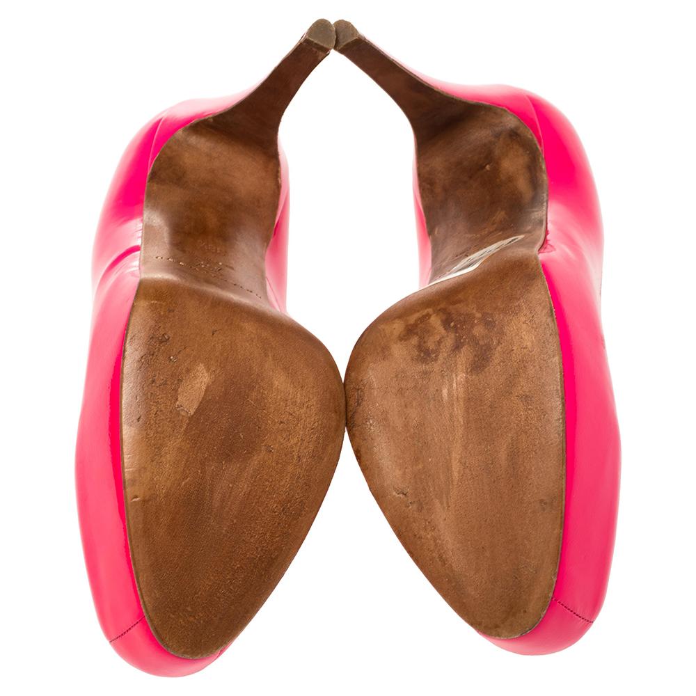 Brian Atwood Bombas de plataforma de charol rosa talla 38.5 en Bueno Estado en Dubai, Al Qouz 2