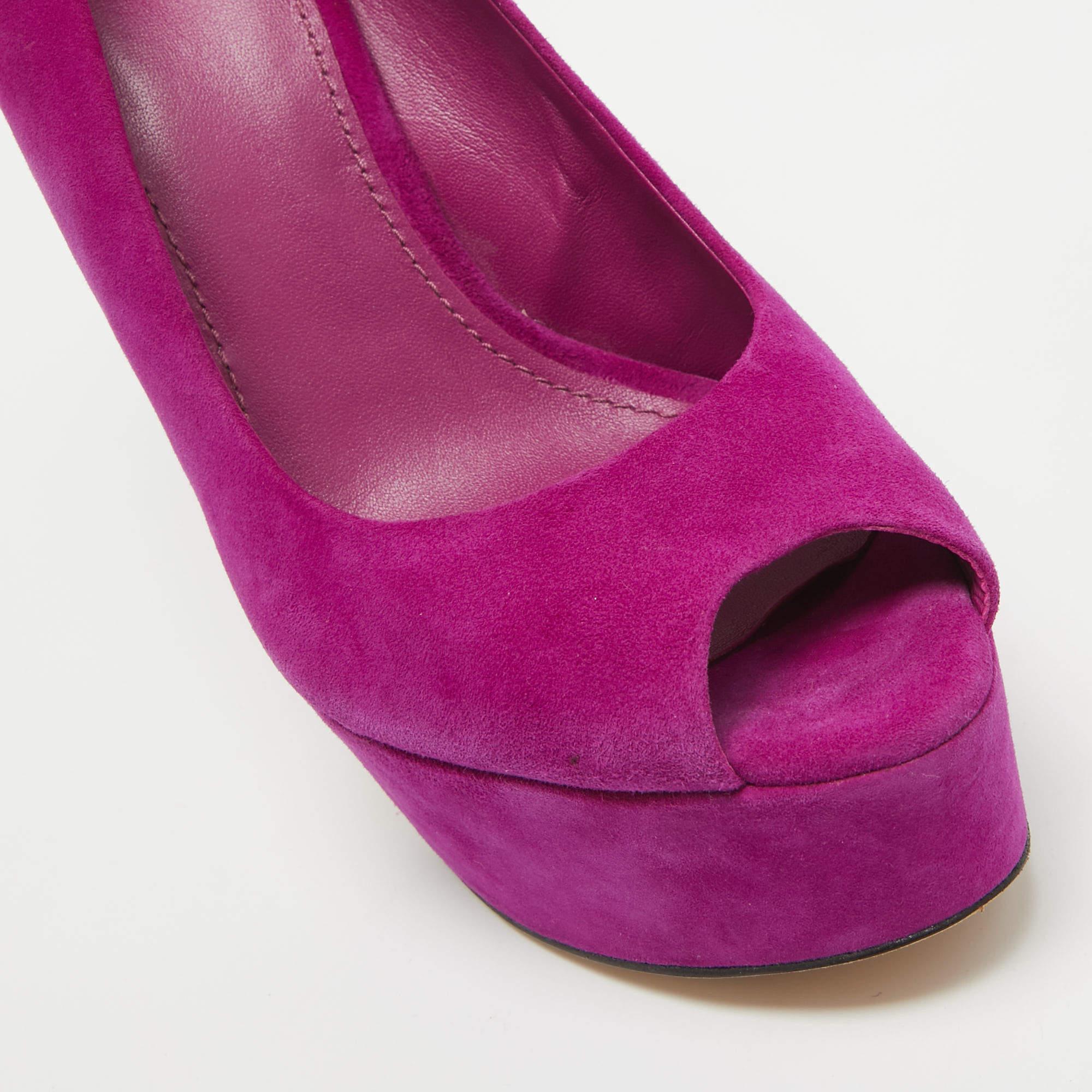 Brian Atwood Rosa Wildleder Peep Toe Plateau-Sandalen mit Slingback Größe 38,5 im Angebot 2
