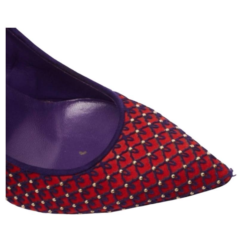 Curvaceous arches, a feminine appeal, and a well-built structure define this set of designer pumps. Coming with comfortable insoles and sleek heels, style them with your favorite outfits.