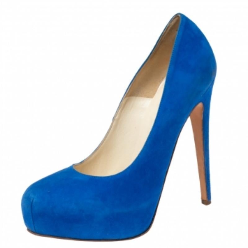 Cette paire d'escarpins en daim est idéale pour être associée à la tenue de votre choix. Affichez un look ultra-chic en portant ces exquis escarpins Brian Atwood. Elles arborent une couleur bleu royal attrayante et sont dotées de bouts ronds, de