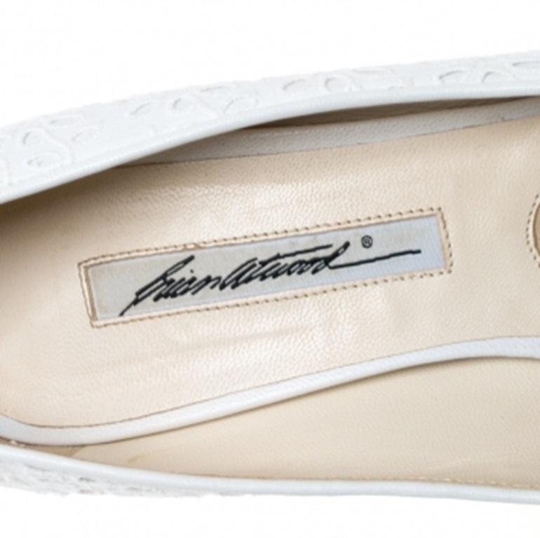 Women's Brian Atwood White Floral Embroidered Fabric Peep Toe Platform Pumps Size 39.5 For Sale