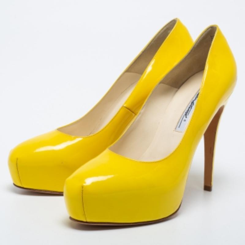 Brian Atwood Bombas de plataforma de charol amarillo Talla 39 en Bueno estado para la venta en Dubai, Al Qouz 2