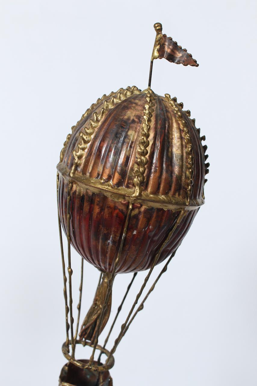 Scultura da tavolo con mongolfiera di Brian Bijan in rame, ottone e pietra in vendita 3