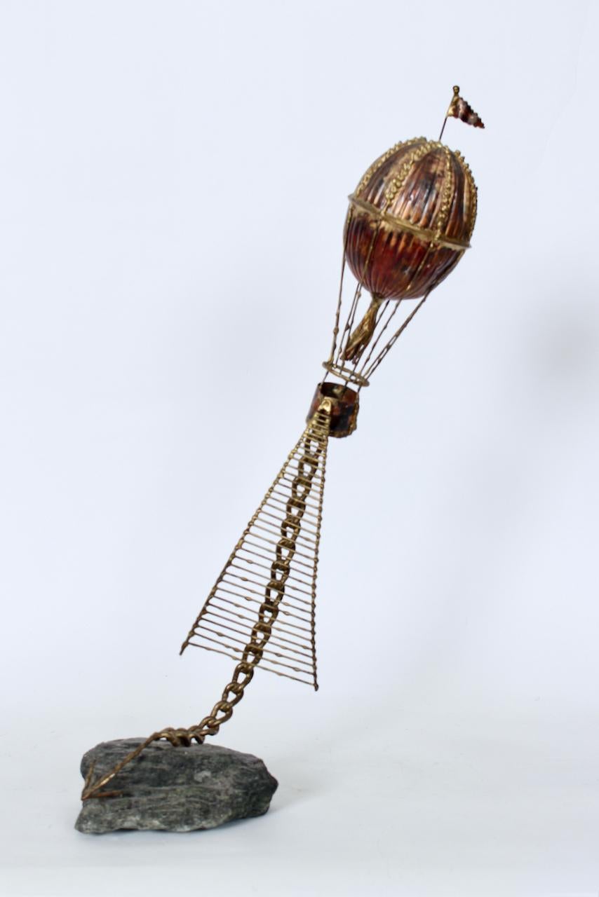 Scultura da tavolo con mongolfiera di Brian Bijan in rame, ottone e pietra in vendita 7