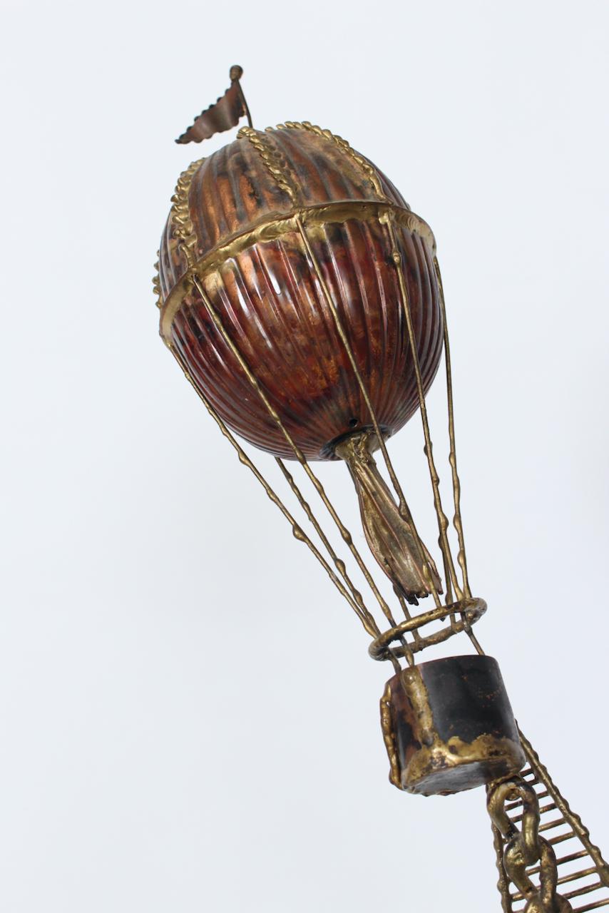 Scultura da tavolo con mongolfiera di Brian Bijan in rame, ottone e pietra in vendita 2