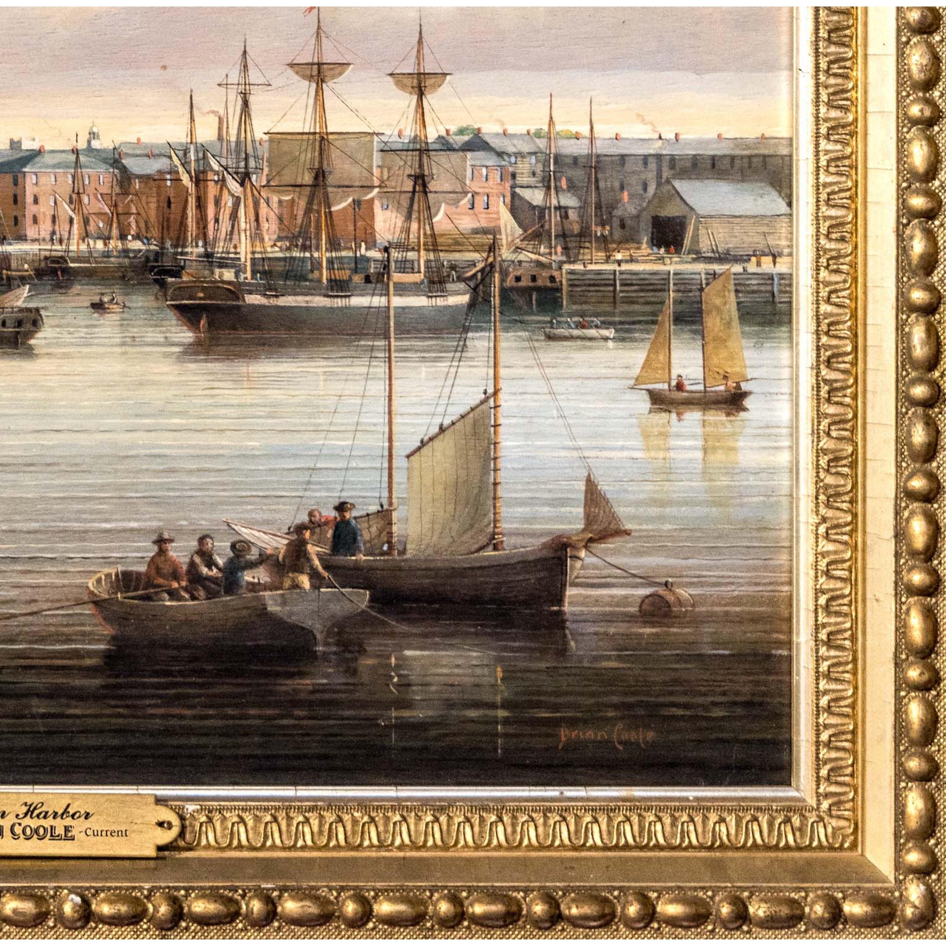 Un olio finemente reso dall'artista nautico Brian Coole. La scena mostra diverse imbarcazioni che entrano ed escono dal porto di Boston con un'iconica esposizione della bandiera americana, tra cui alcuni marinai che alzano l'albero maestro del loro