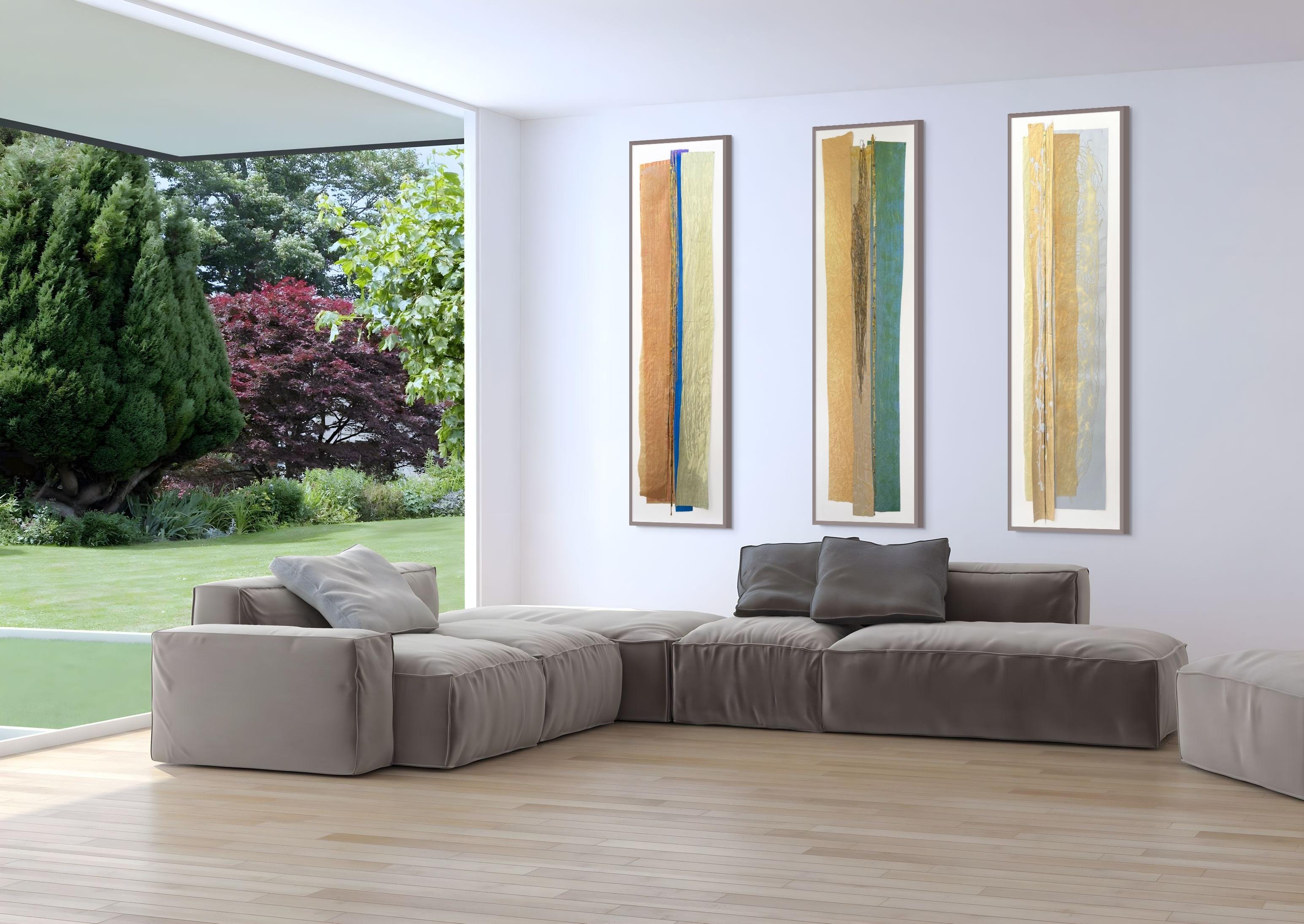 Streamers 18: grande collage astratto verticale incorniciato con oro 24k; accenti blu - Painting di Brian David Dennis