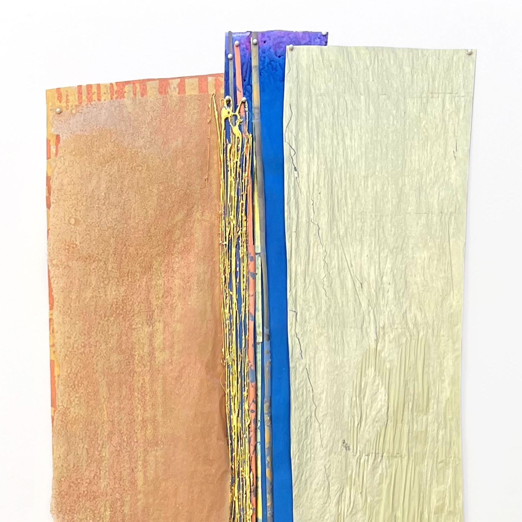 Streamers 18: grande collage astratto verticale incorniciato con oro 24k; accenti blu - Painting Astratto di Brian David Dennis