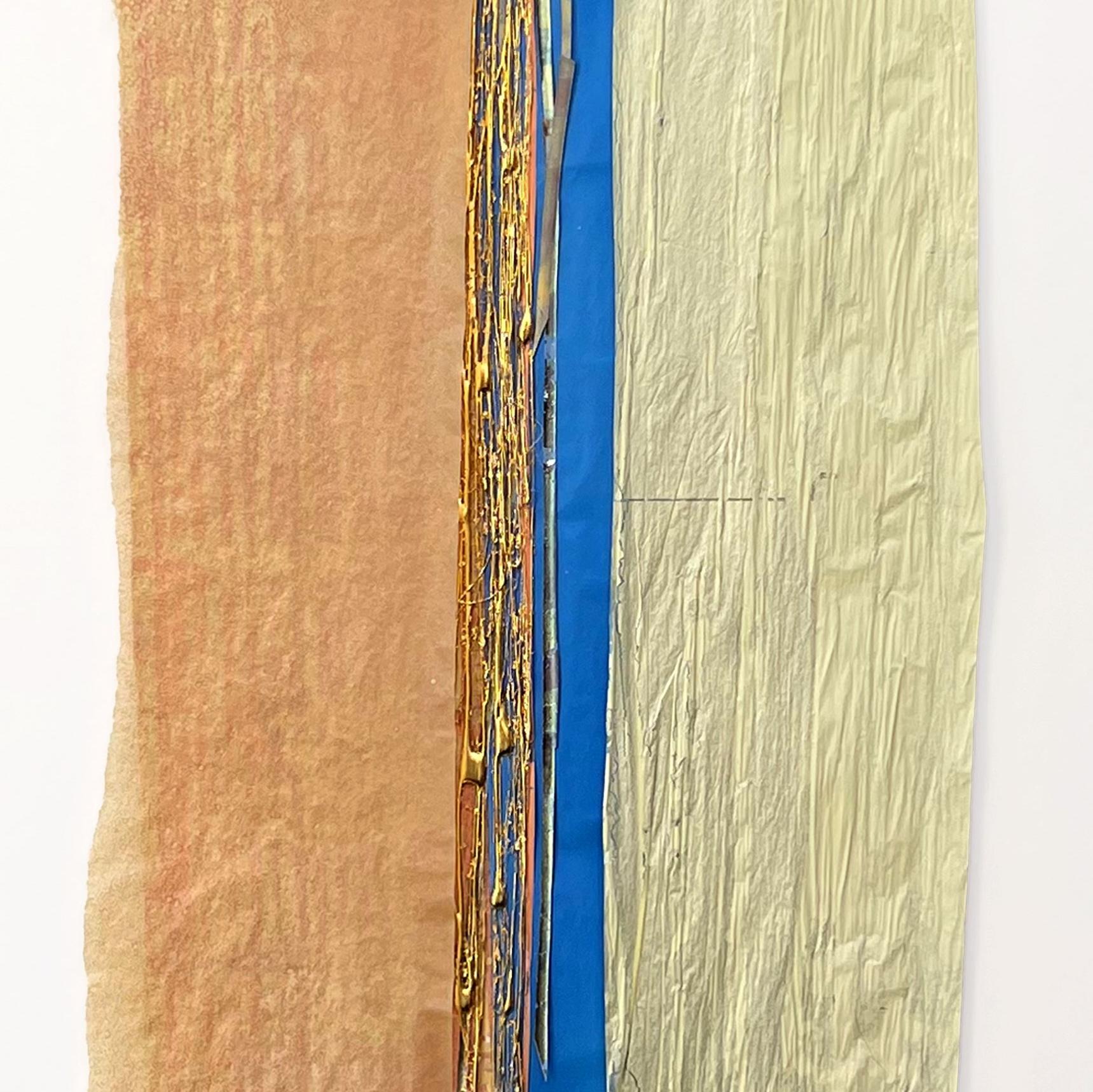 Streamers 18: grande collage astratto verticale incorniciato con oro 24k; accenti blu - Abstract Painting Blu di Brian David Dennis