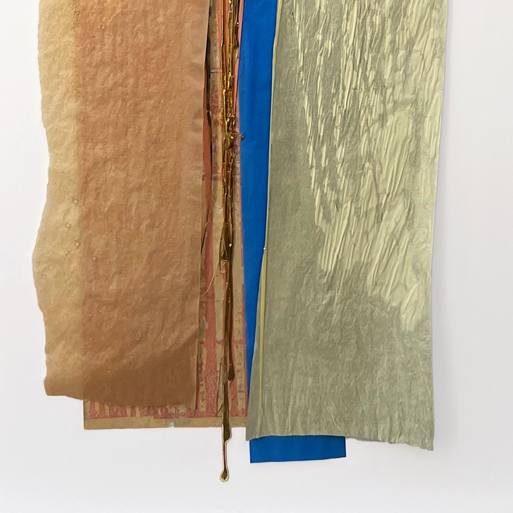Si tratta di un collage verticale di grandi dimensioni con carte miste, pittura acrilica e oro 24 carati. È incorniciato professionalmente in una cornice metallica stretta e contemporanea con finitura nichel spazzolato. Ogni opera è elencata
