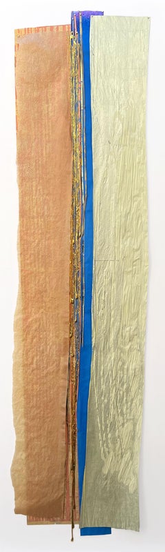 Streamers #18: große, gerahmte vertikale abstrakte Collage mit 24k Gold; blaue Akzente