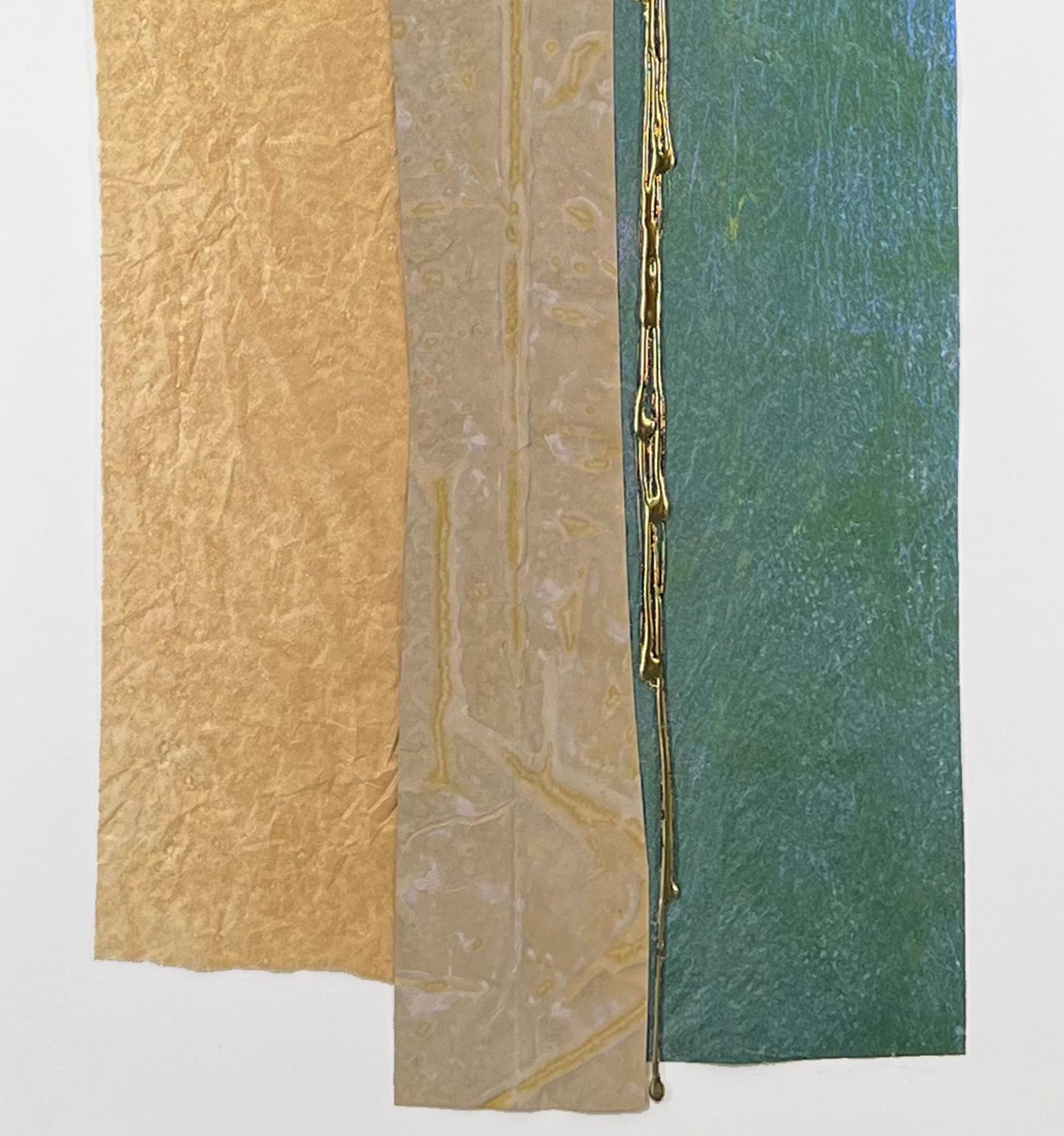 Si tratta di un collage verticale di grandi dimensioni con carte miste, pittura acrilica e oro 24 carati. È incorniciato professionalmente in una cornice metallica stretta e contemporanea con finitura nichel spazzolato. Ogni opera è elencata
