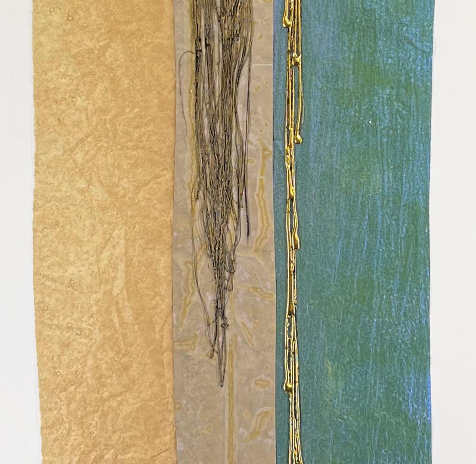 Streamers 31: grande collage astratto verticale incorniciato con oro 24k; accenti verdi in vendita 1